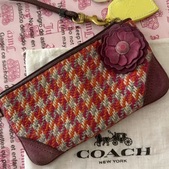 Coach 2005 houndstooth wristlet with suede and floral appliqué - Picture 1 of 14